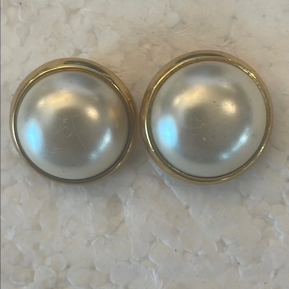 Vintage Classic Gold Pearl clip on Earrings